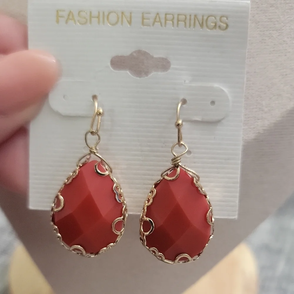 Elegant Gold Tone and Red Teardrop Earrings